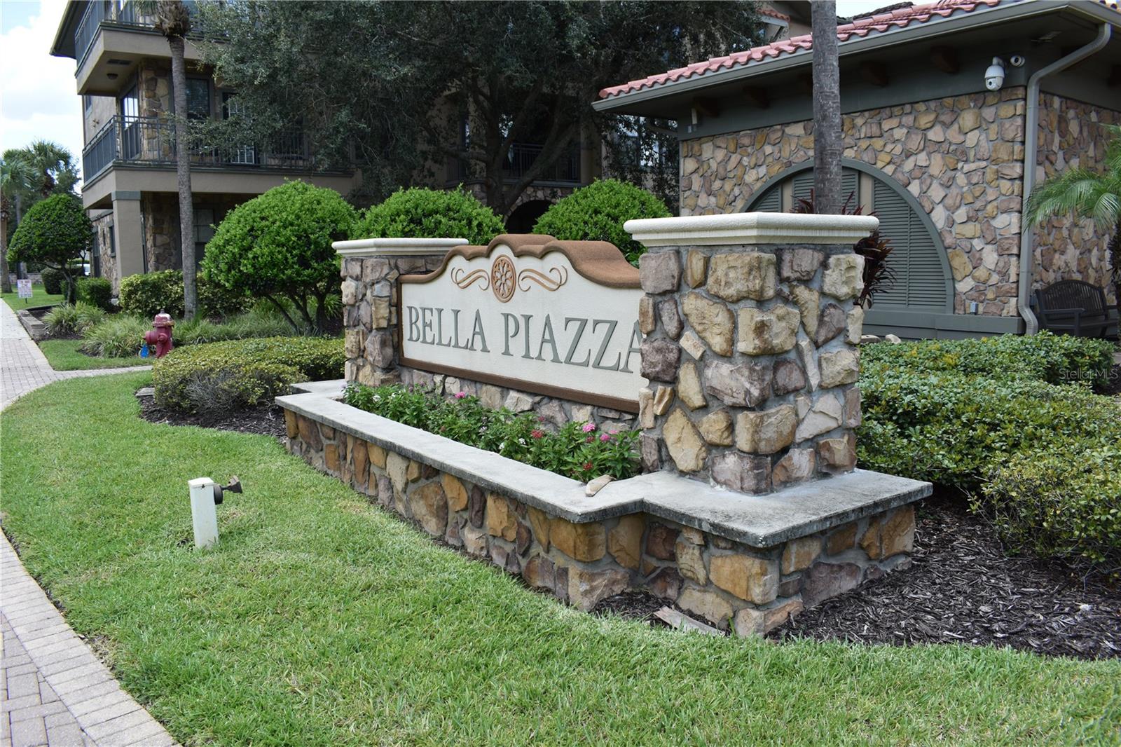 Bella Piazza Sign
