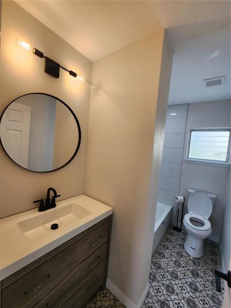 2nd bathroom tub/shower