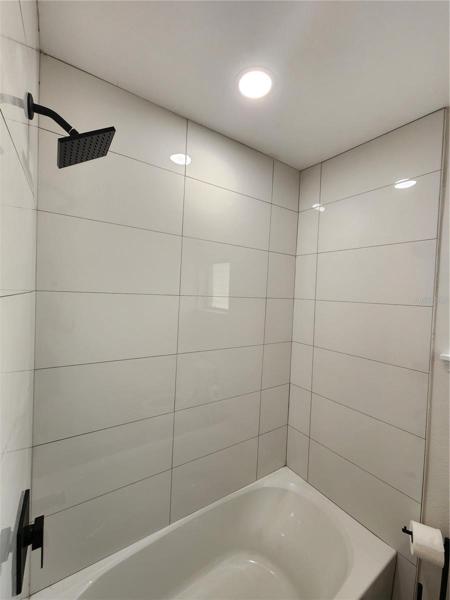 2nd bathroom tub/shower