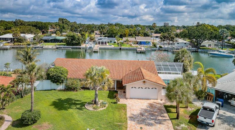 155' of waterfront for easy access to open water