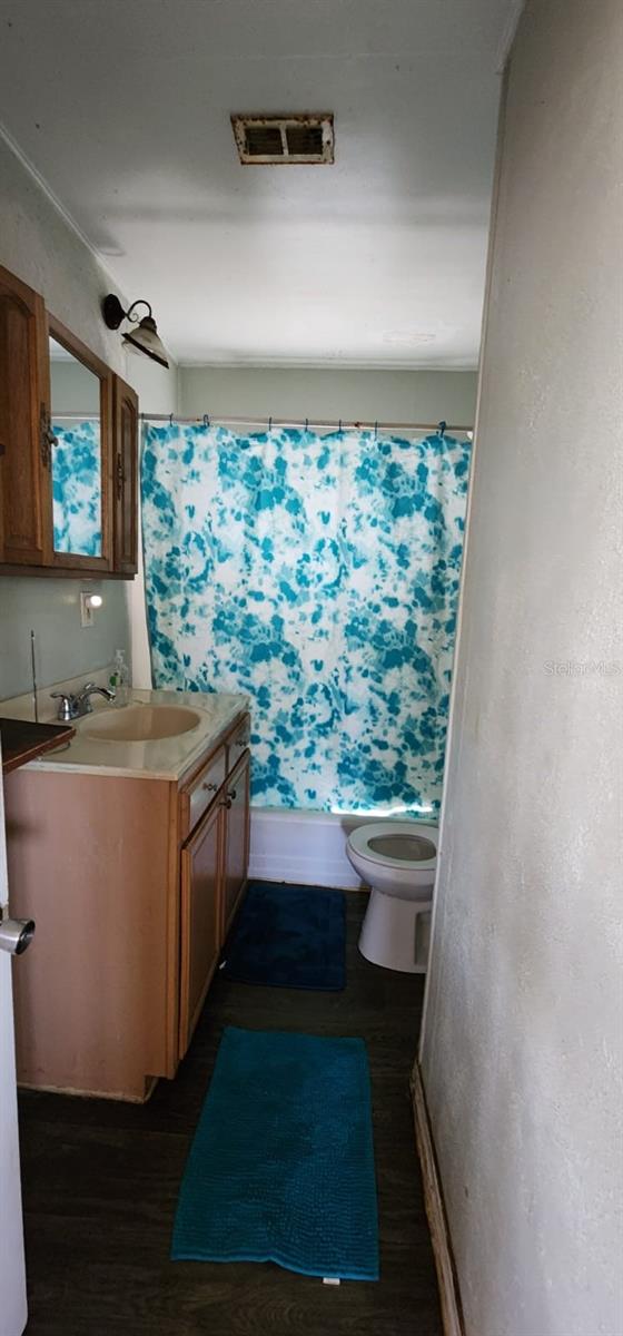 Main Bathroom with Tub