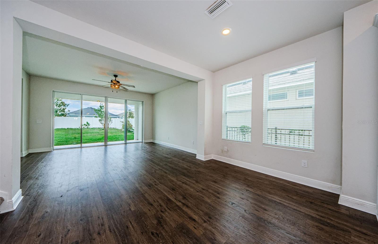 Bright & Inviting Dining Room