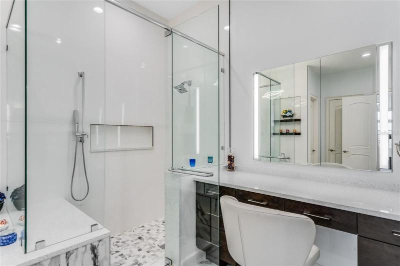 Large Shower with Bench Seat