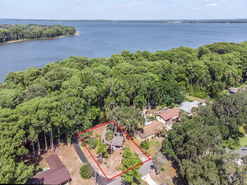 Canal home that leads out to Little Lake Harris