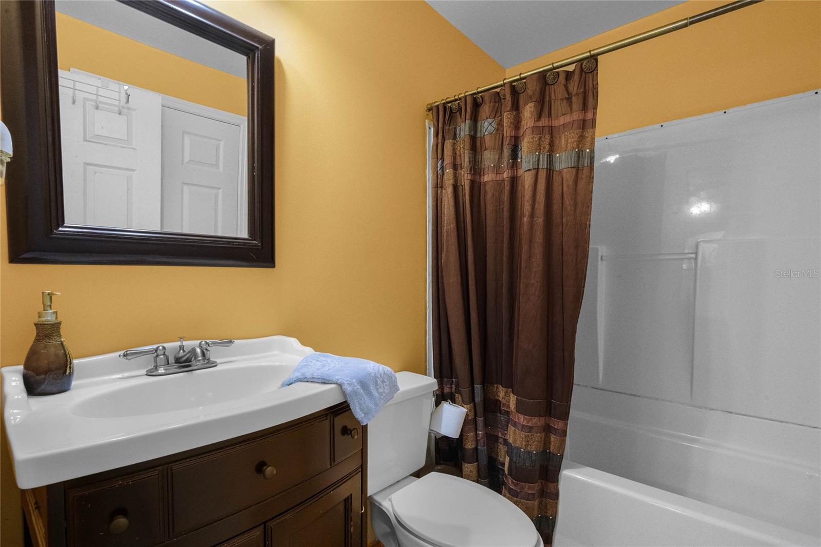UPSTAIRS BATHOOM1