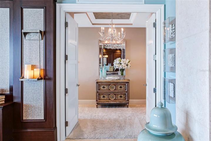 ENTRANCE TO PRIMARY SUITE
