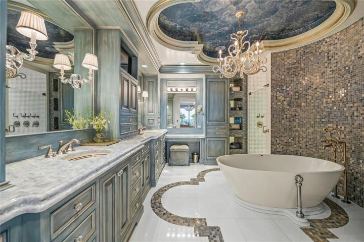 CHANDELIER IN PRIMARY EN-SUITE