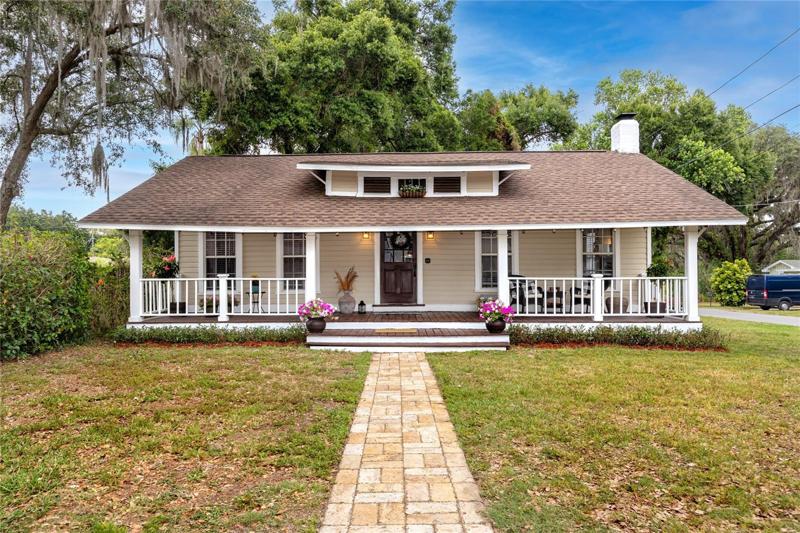 Welcome to 1812 Pine St. Built in 1910 and updated to today's modern standards!