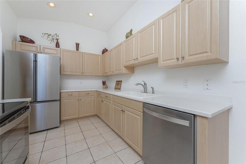 Ample counter and cabinet space