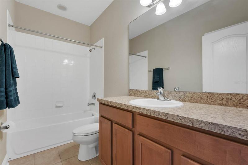 Large secondary bath.