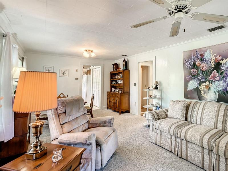 Living room / dining room.