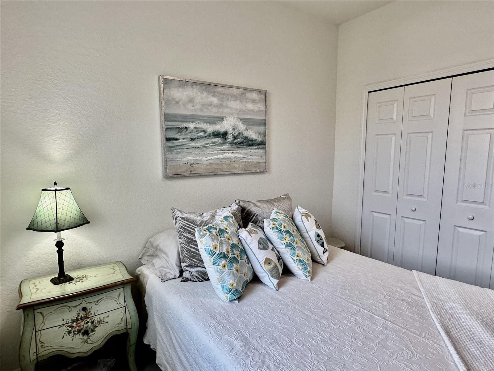 Guest room - has walk in closet