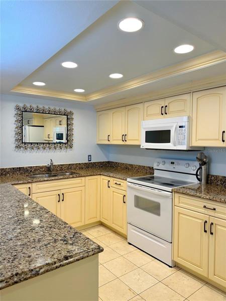 LIGHT & BRIGHT KITCHEN
