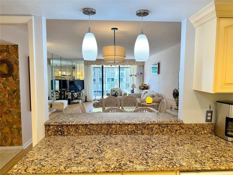 LIGHT & BRIGHT KITCHEN