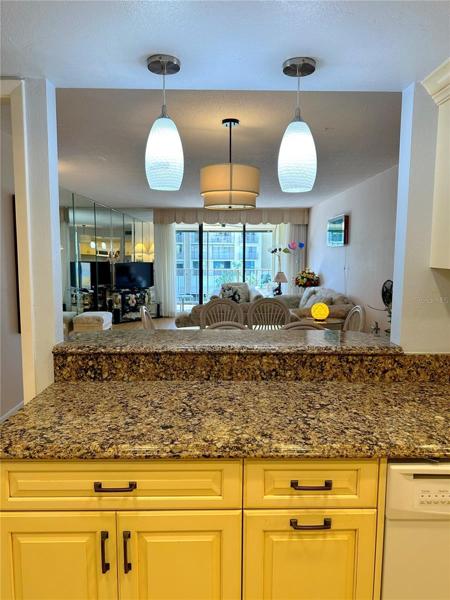 LIGHT & BRIGHT KITCHEN