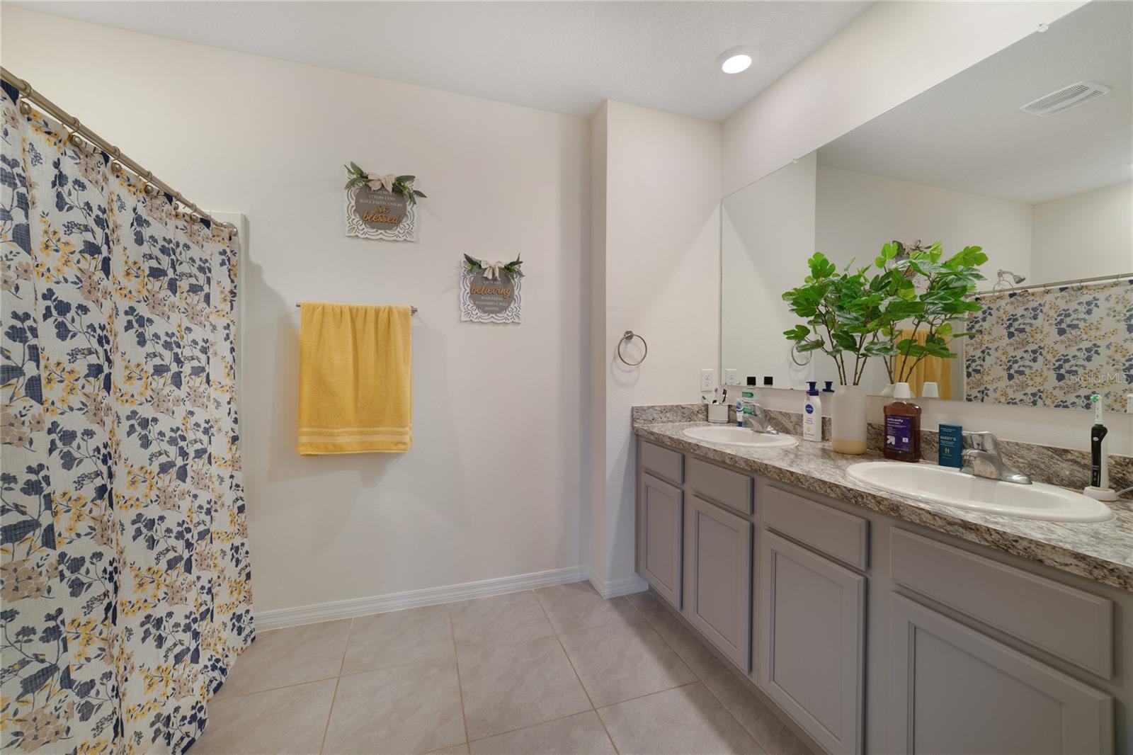 PRIMARY EN-SUITE BATH. 