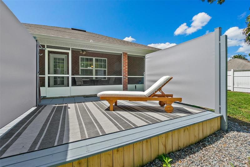 Retractable Screens Around Sun Deck