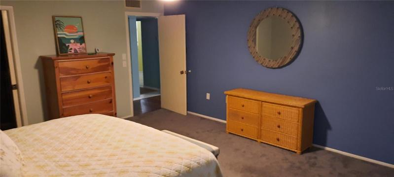 master br 2  king size bed 2br has 2 queen beds 