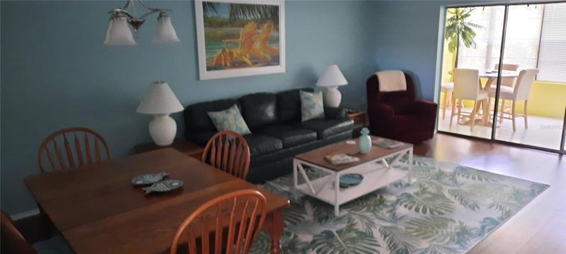 Living room /combo dining table