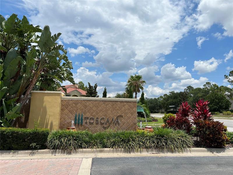 Toscana Community Entrance