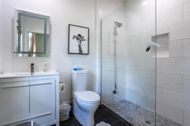Roon 2 private full bath