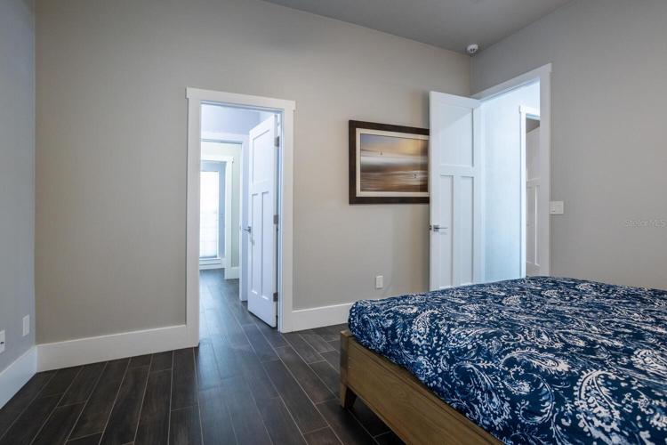 R3 door to Jack & Jill Full bath