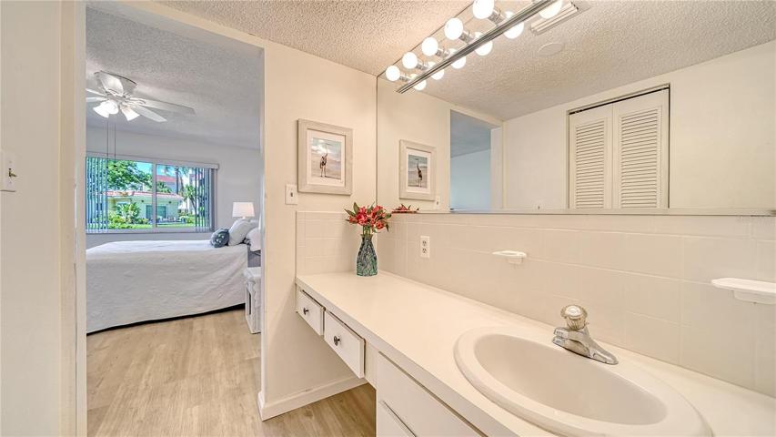 Master Bathroom "En Suite"