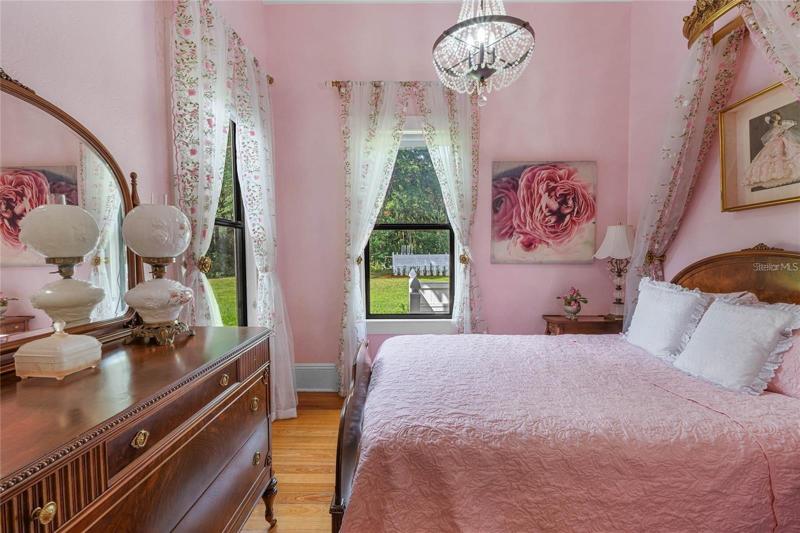 Cottage House pink bedroom