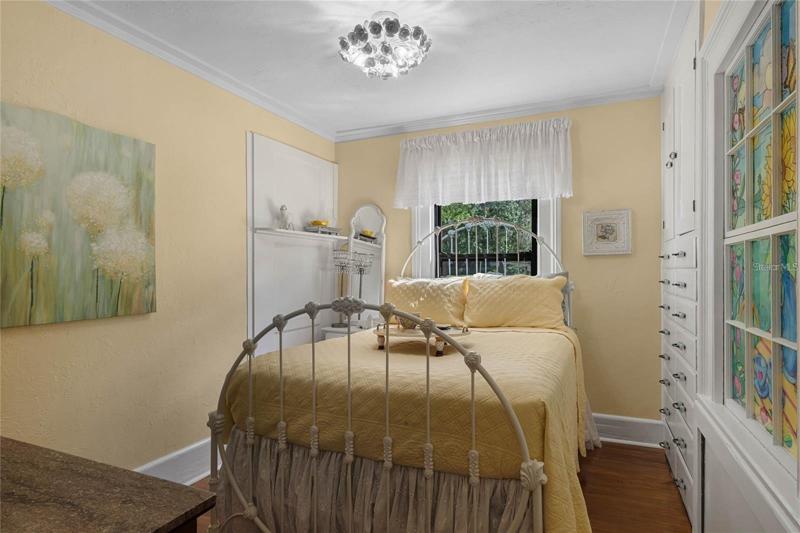 Cottage House yellow bedroom