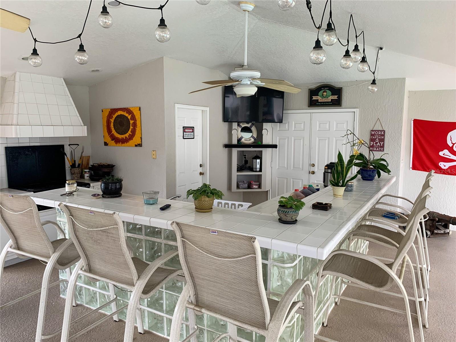 Full Kitchen for Food and Drinks