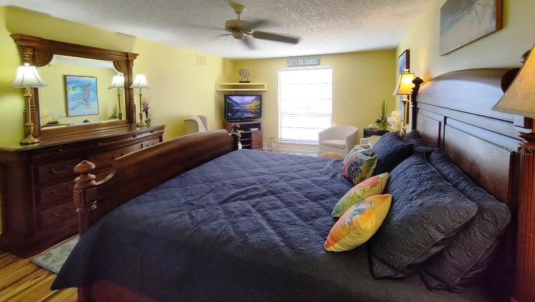 Luxurious furnishings convey.  You see it, you get it.