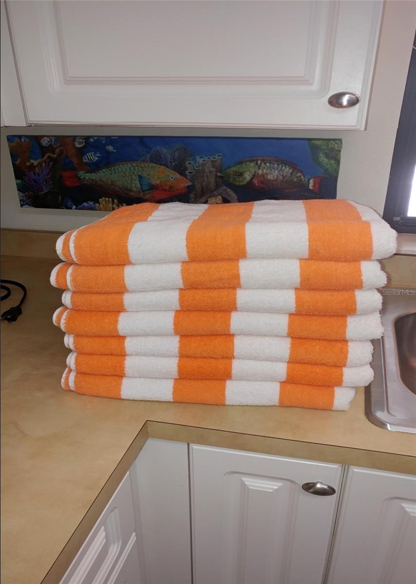 FULLY STOCKED - linens x2, beach supplies, kayaks, golf clubs, spare fridge/freezer, lawn games, library, board games, and pool toys. Guest love all of these provided.