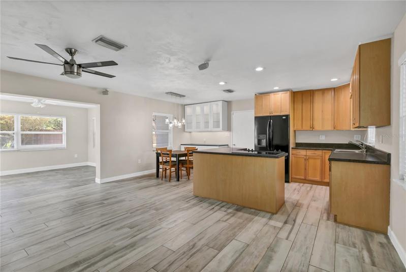 Kitchen & dining area