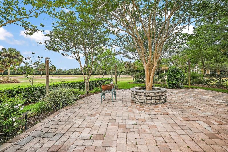 Imagine having a nice drink lo out side over looking the golf course