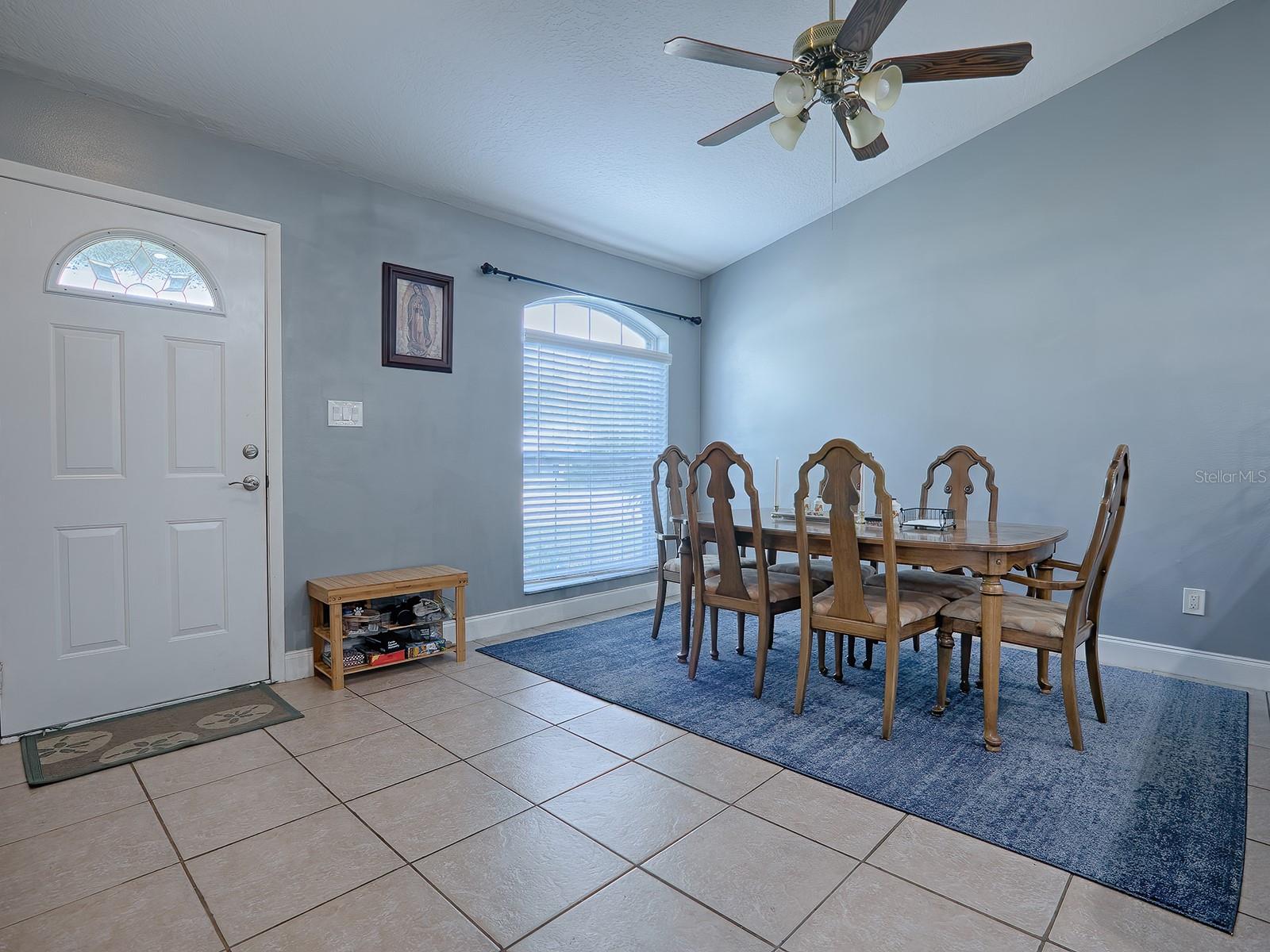 LIVING ROOM/DINING ROOM COMBO