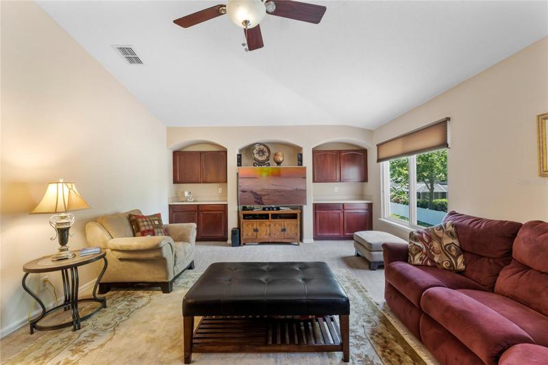 Entertainment room with wet bar