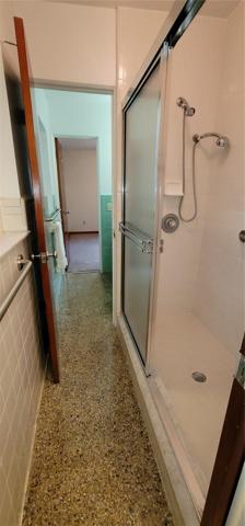 Shared Shower between bath 1 and 2