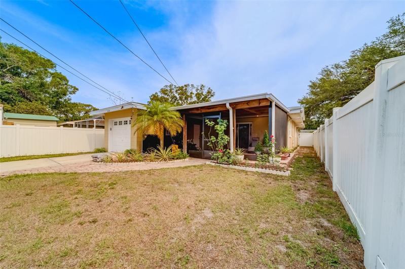 Alley Access to Backyard!!