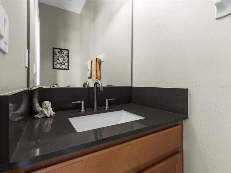 HALF BATH IN LANAI