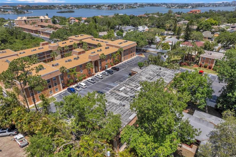 Complex directly on the intercoastal water