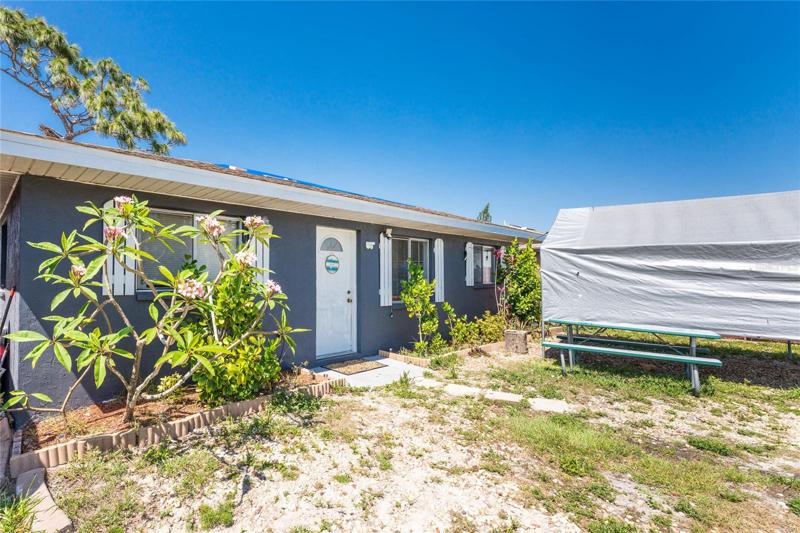 Great opportunity to own an affordable 2 bedroom/2 bath home in North Englewood!