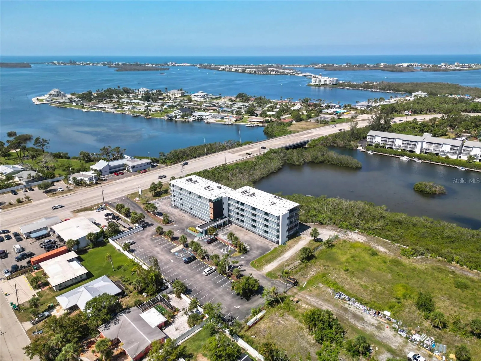 Prime, high traffic location, with plenty of parking