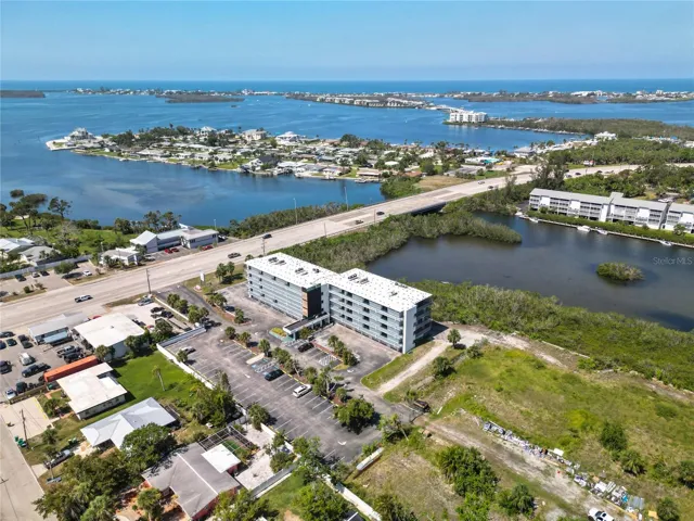 Prime, high traffic location, with plenty of parking