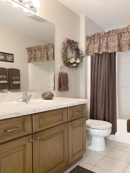 HALL CLOSET (HALL TO 2ND BATH)