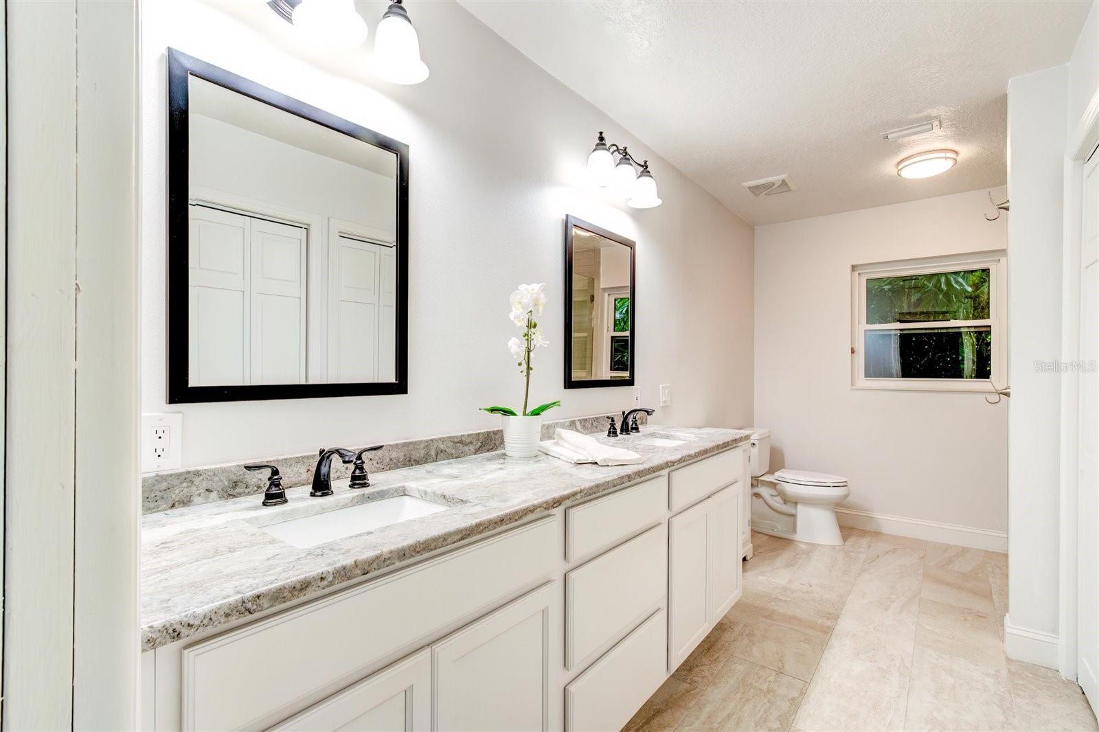 Primary en-suite Bathroom