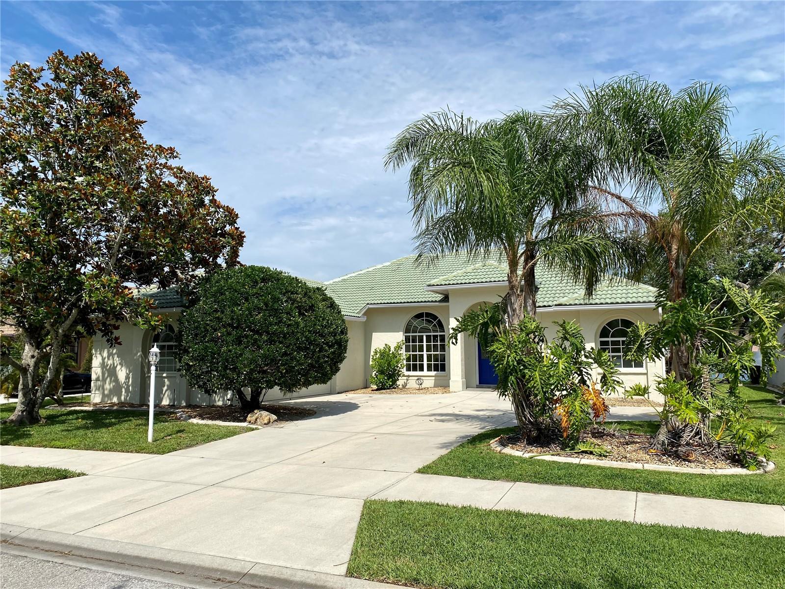 159 Grand Oak Cir Venice, FL 34292 Hidden Lakes Club, Lakefront swimming pool home