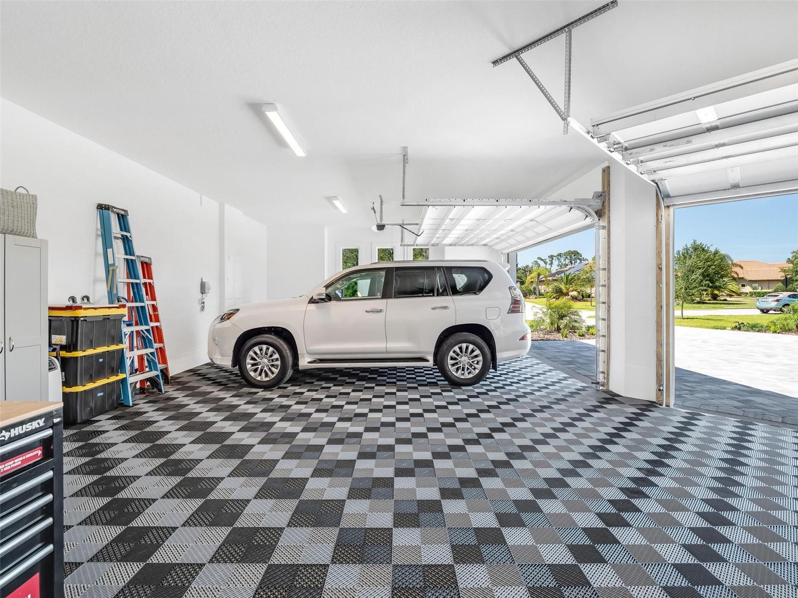Extra Large 3 Car Garage 987 SqFt