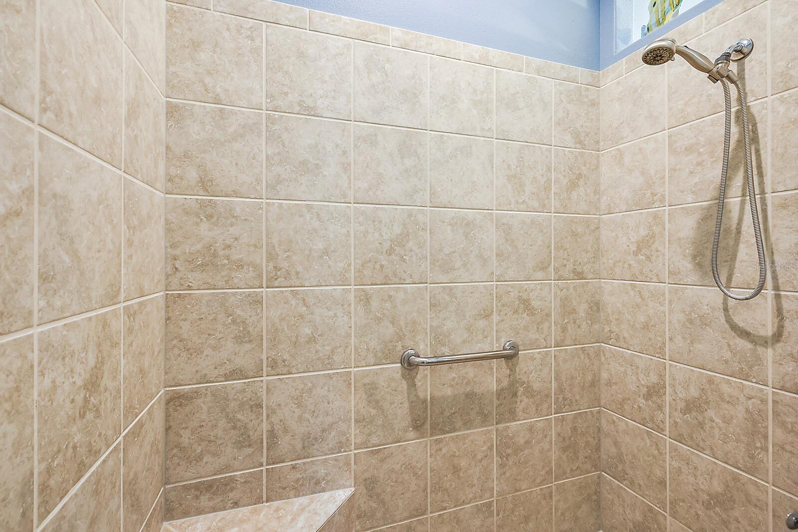 En suite w/tiled walk in shower