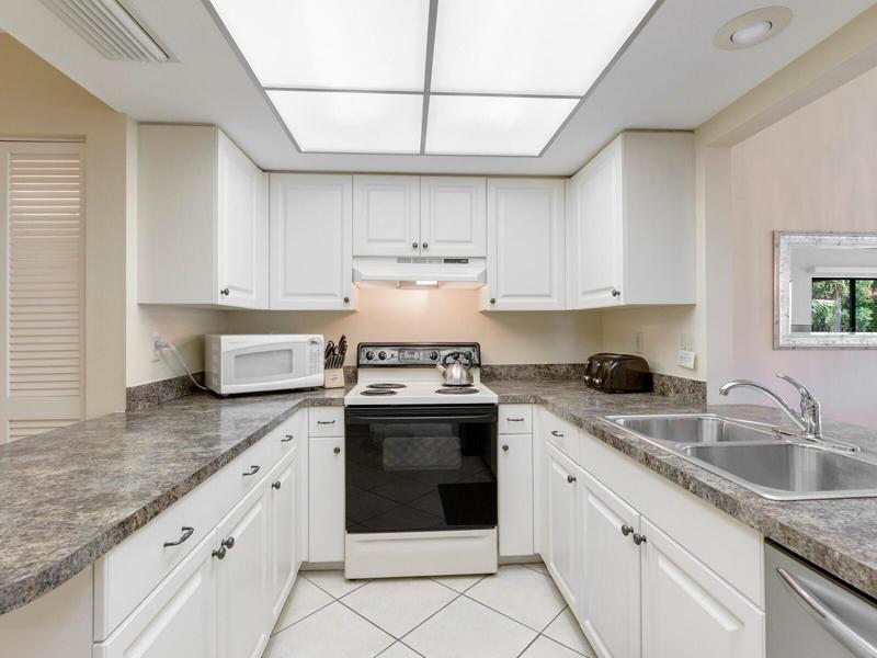 Nice counter and cabinet space