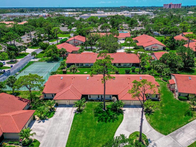 A welcoming, friendly community with weekly rentals allowed in Sarasota, Florida near Siesta Key Beach